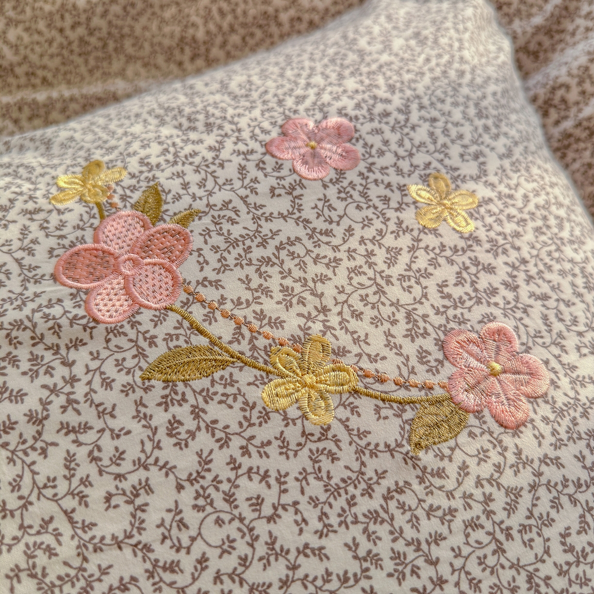 91家纺网 家纺一手货源 找家纺 金梦拉家纺 2026春夏新款刺绣碎花仿棉水洗棉小清新系列四件套 花园兔-粽