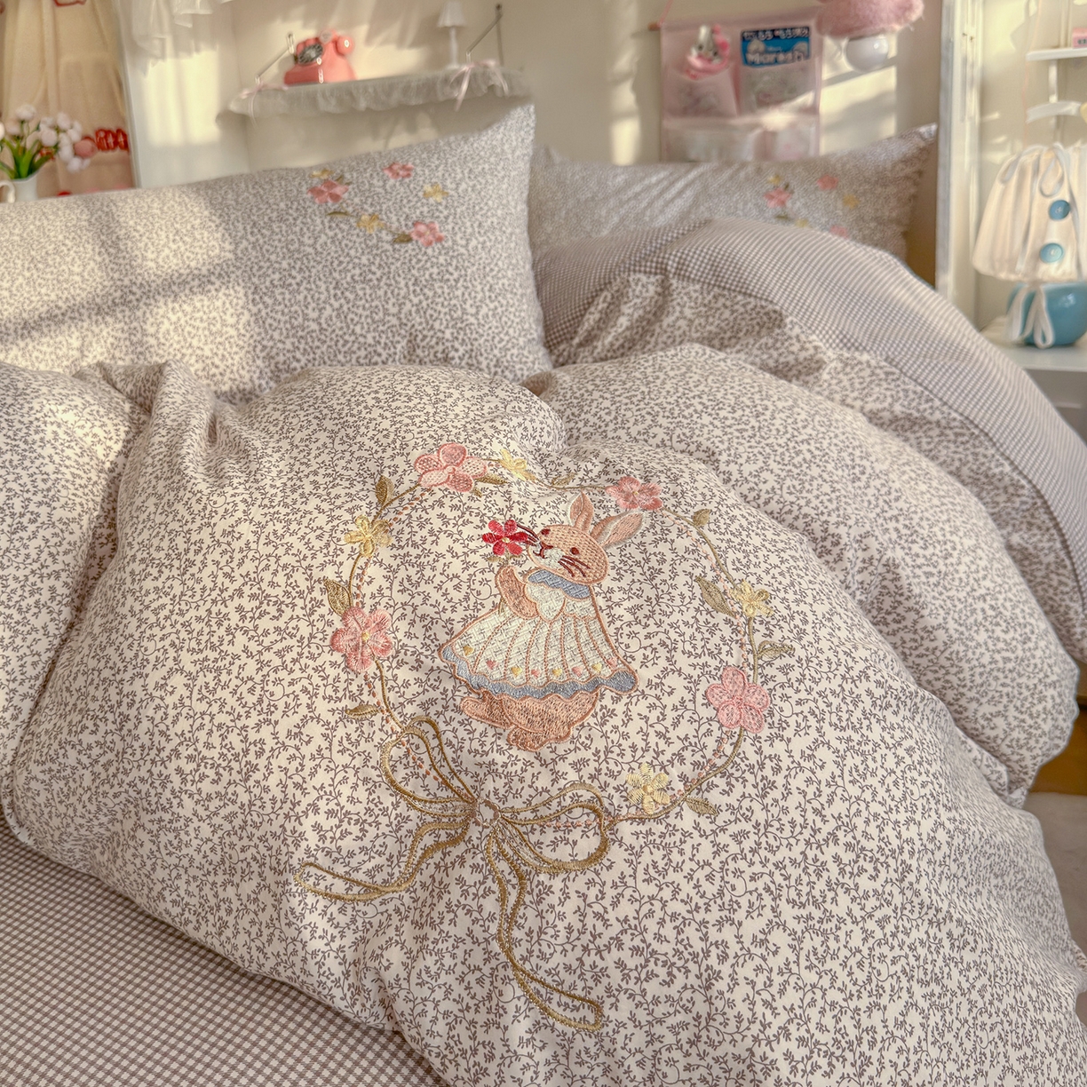 91家纺网 家纺一手货源 找家纺 金梦拉家纺 2026春夏新款刺绣碎花仿棉水洗棉小清新系列四件套 花园兔-粽