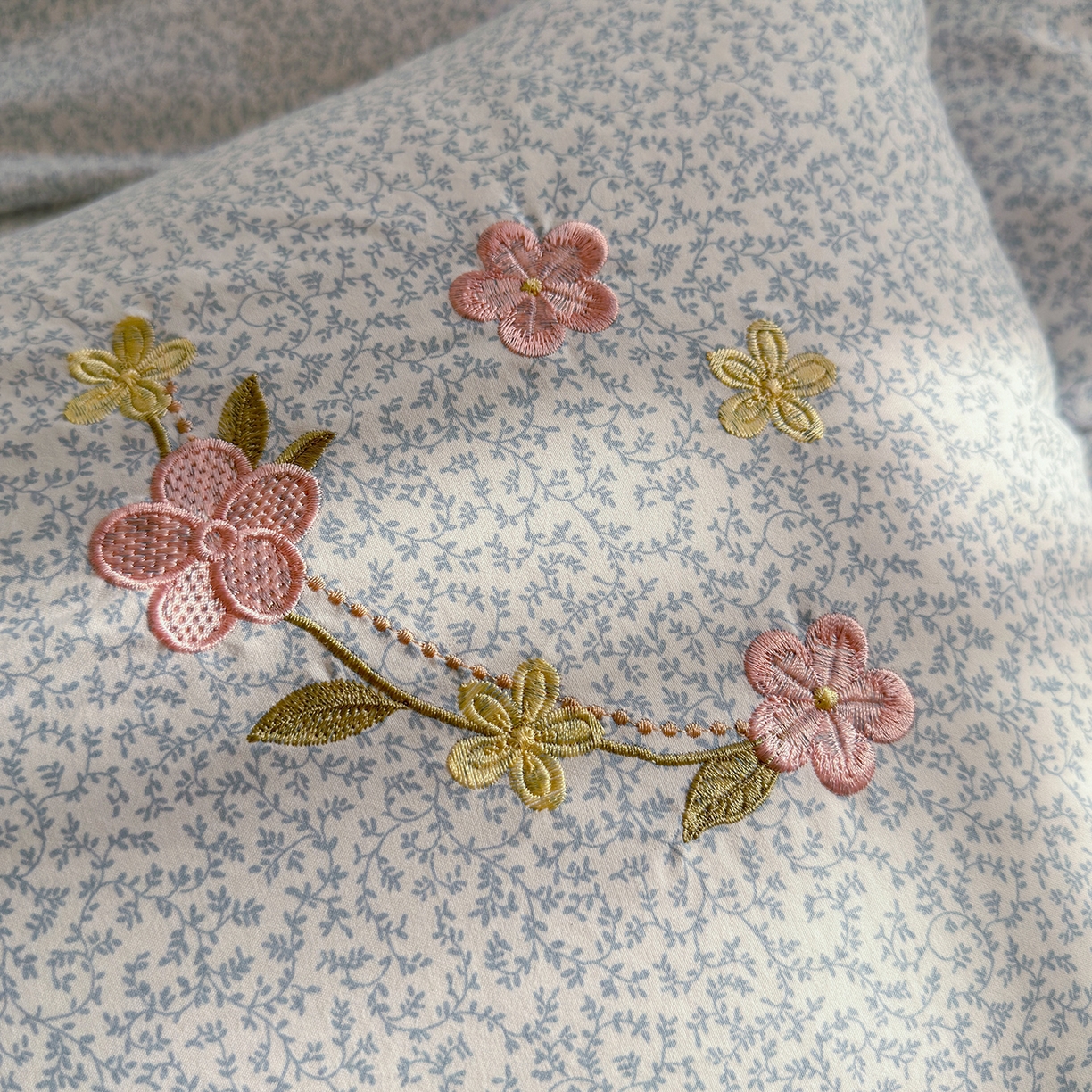 91家纺网 家纺一手货源 找家纺 金梦拉家纺 2026春夏新款刺绣碎花仿棉水洗棉小清新系列四件套 花园兔-蓝