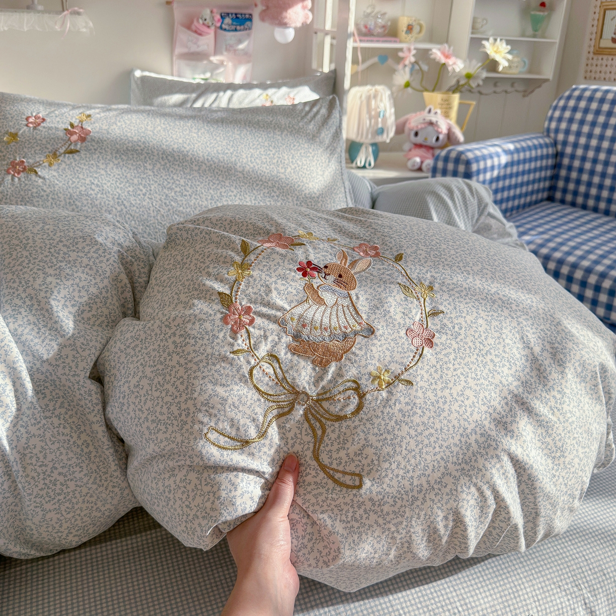 91家纺网 家纺一手货源 找家纺 金梦拉家纺 2026春夏新款刺绣碎花仿棉水洗棉小清新系列四件套 花园兔-蓝