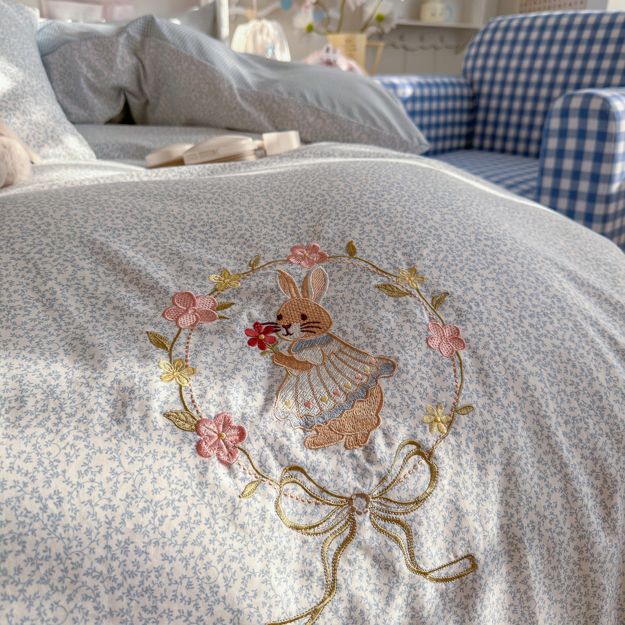 91家纺网 家纺一手货源 找家纺 金梦拉家纺 2026春夏新款刺绣碎花仿棉水洗棉小清新系列四件套 花园兔-蓝