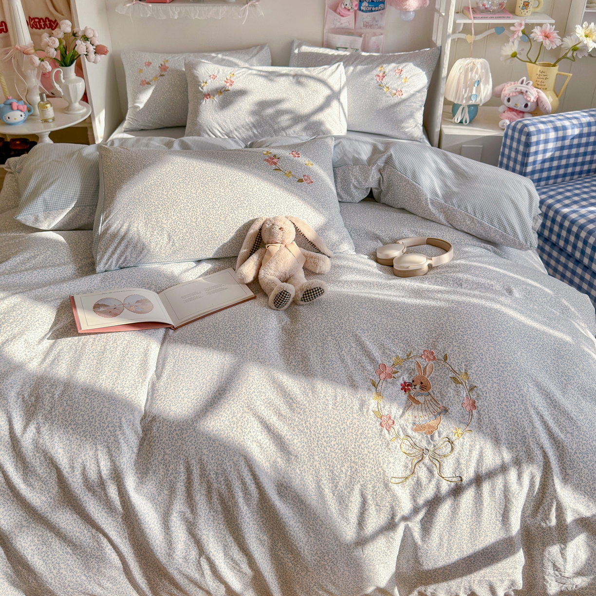 91家纺网 家纺一手货源 找家纺 金梦拉家纺 2026春夏新款刺绣碎花仿棉水洗棉小清新系列四件套 花园兔-蓝