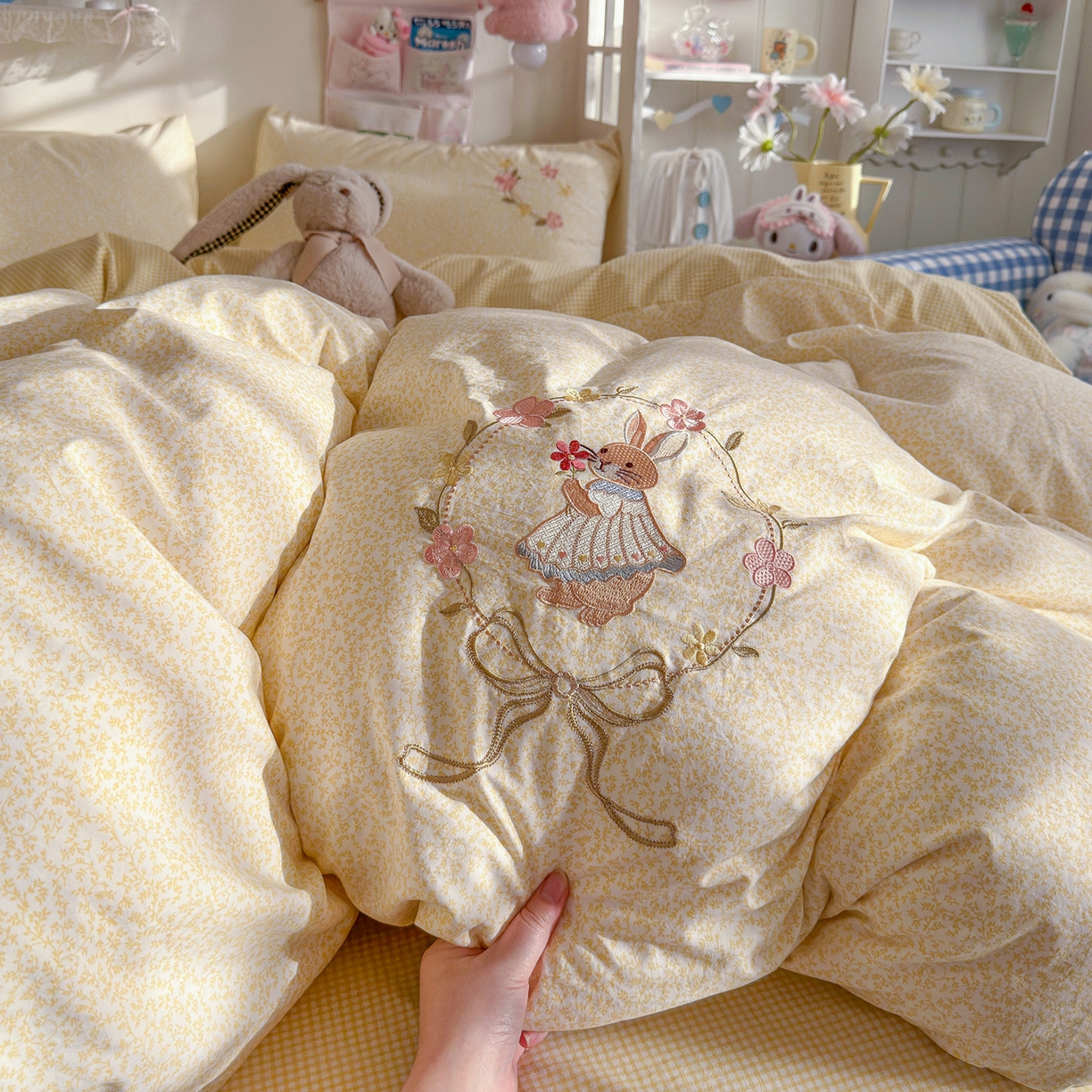 91家纺网 家纺一手货源 找家纺 金梦拉家纺 2026春夏新款刺绣碎花仿棉水洗棉小清新系列四件套 花园兔-黄