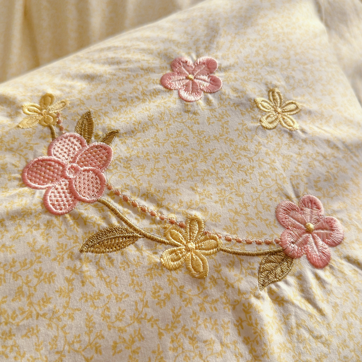 91家纺网 家纺一手货源 找家纺 金梦拉家纺 2026春夏新款刺绣碎花仿棉水洗棉小清新系列四件套 花园兔-黄