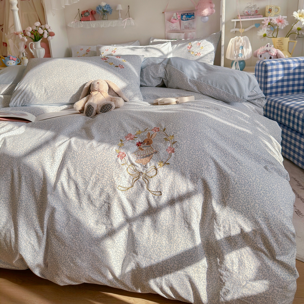 91家纺网 家纺一手货源 找家纺 金梦拉家纺 2026春夏新款刺绣碎花仿棉水洗棉小清新系列四件套 花园兔-蓝