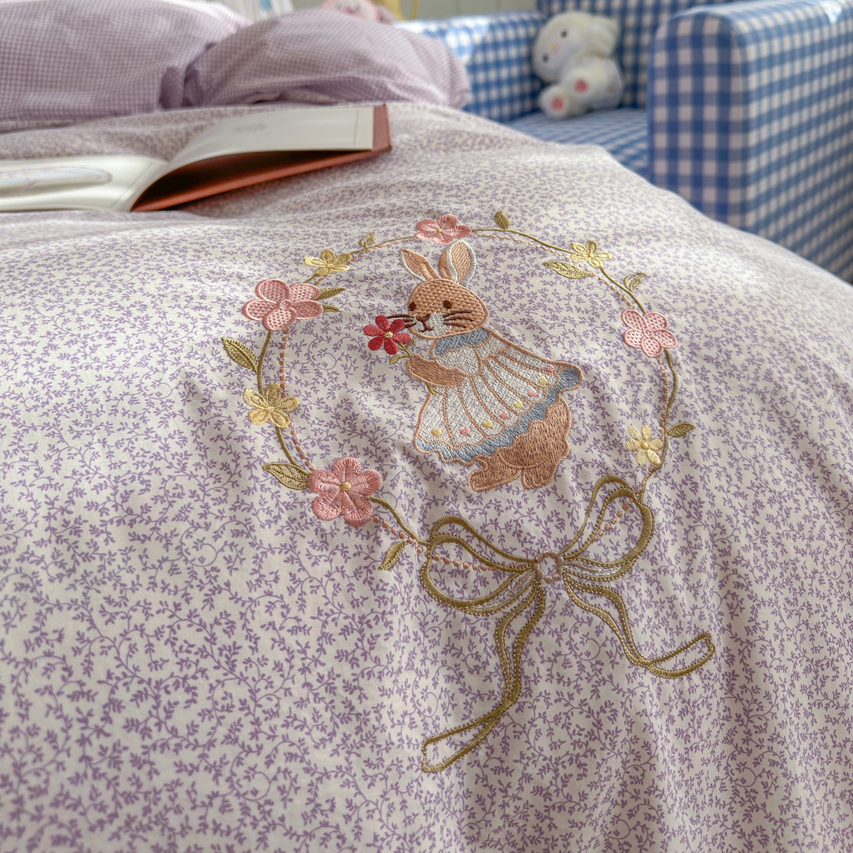 91家纺网 家纺一手货源 找家纺 金梦拉家纺 2026春夏新款刺绣碎花仿棉水洗棉小清新系列四件套 花园兔-紫