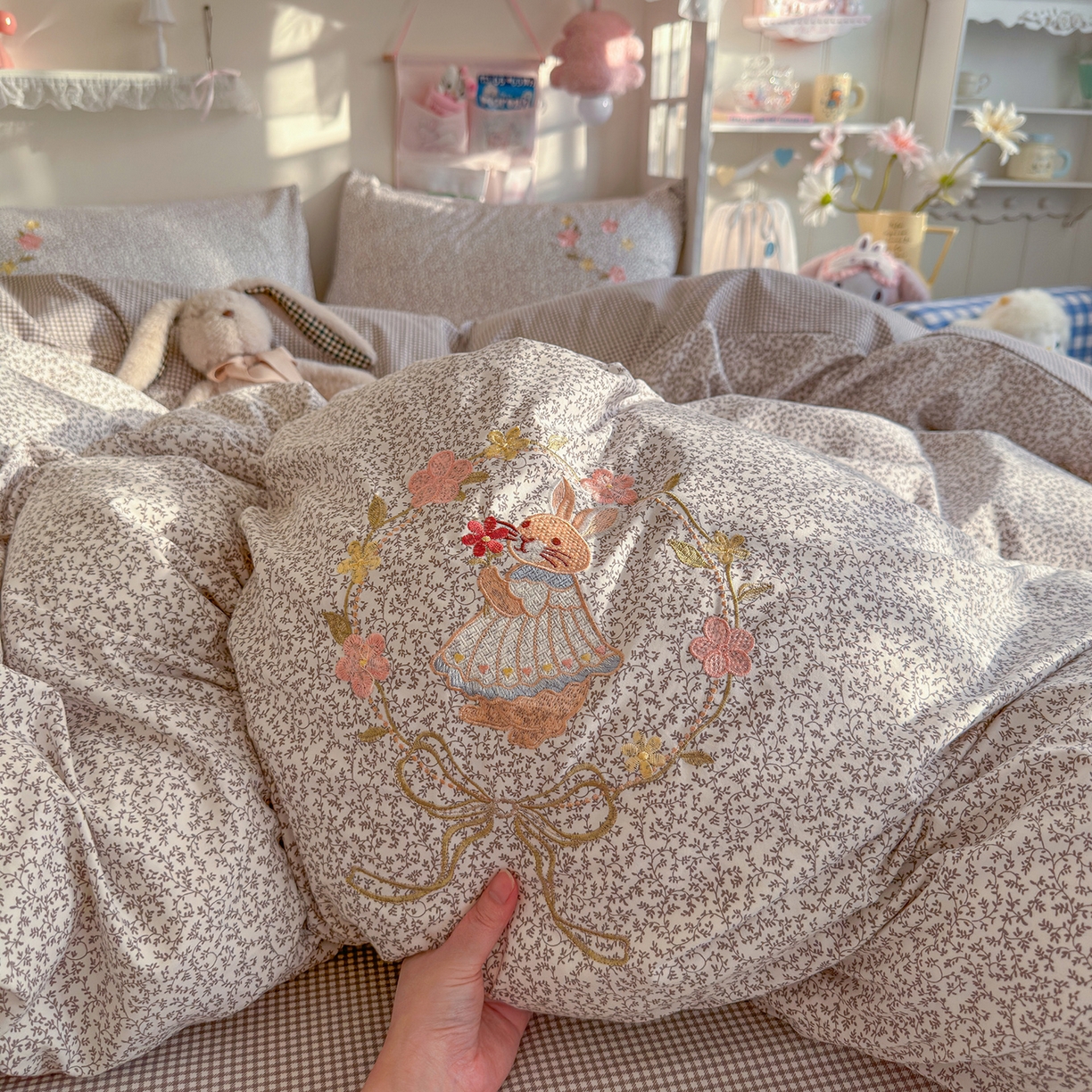 91家纺网 家纺一手货源 找家纺 金梦拉家纺 2026春夏新款刺绣碎花仿棉水洗棉小清新系列四件套 花园兔-粽