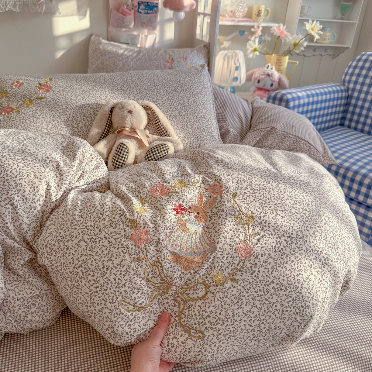 91家纺网 家纺一手货源 找家纺 金梦拉家纺 2026春夏新款刺绣碎花仿棉水洗棉小清新系列四件套 花园兔-粽