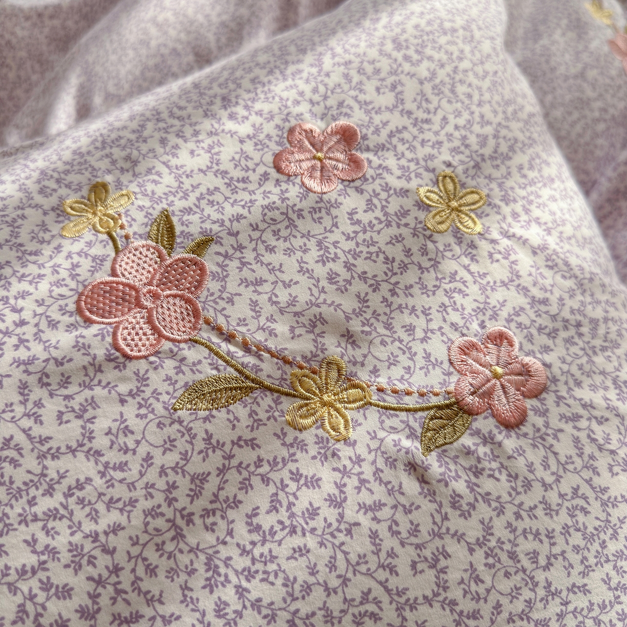 91家纺网 家纺一手货源 找家纺 金梦拉家纺 2026春夏新款刺绣碎花仿棉水洗棉小清新系列四件套 花园兔-紫