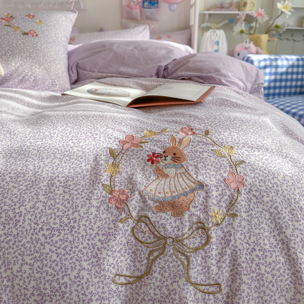 91家纺网 家纺一手货源 找家纺 金梦拉家纺 2026春夏新款刺绣碎花仿棉水洗棉小清新系列四件套 花园兔-紫