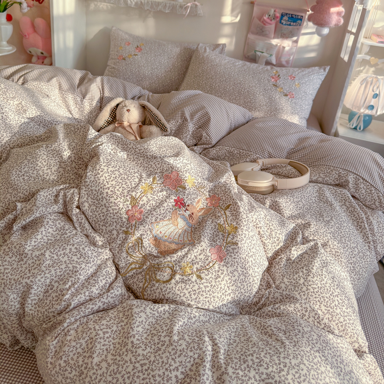 91家纺网 家纺一手货源 找家纺 金梦拉家纺 2026春夏新款刺绣碎花仿棉水洗棉小清新系列四件套 花园兔-粽