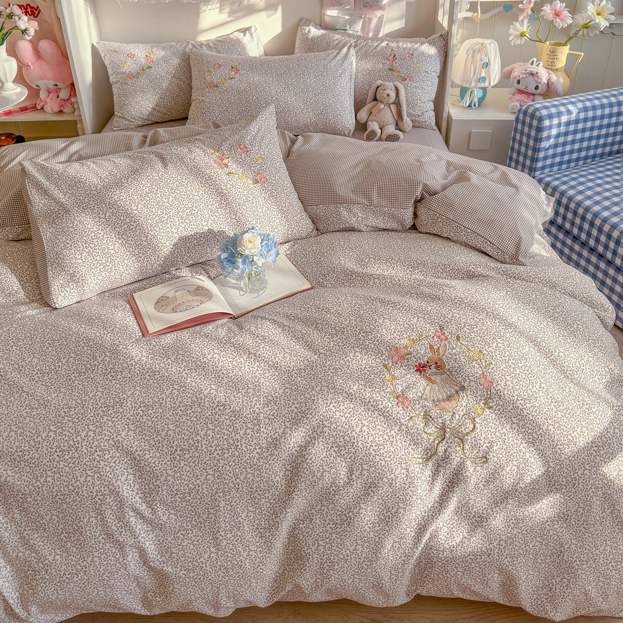 91家纺网 家纺一手货源 找家纺 金梦拉家纺 2026春夏新款刺绣碎花仿棉水洗棉小清新系列四件套 花园兔-粽