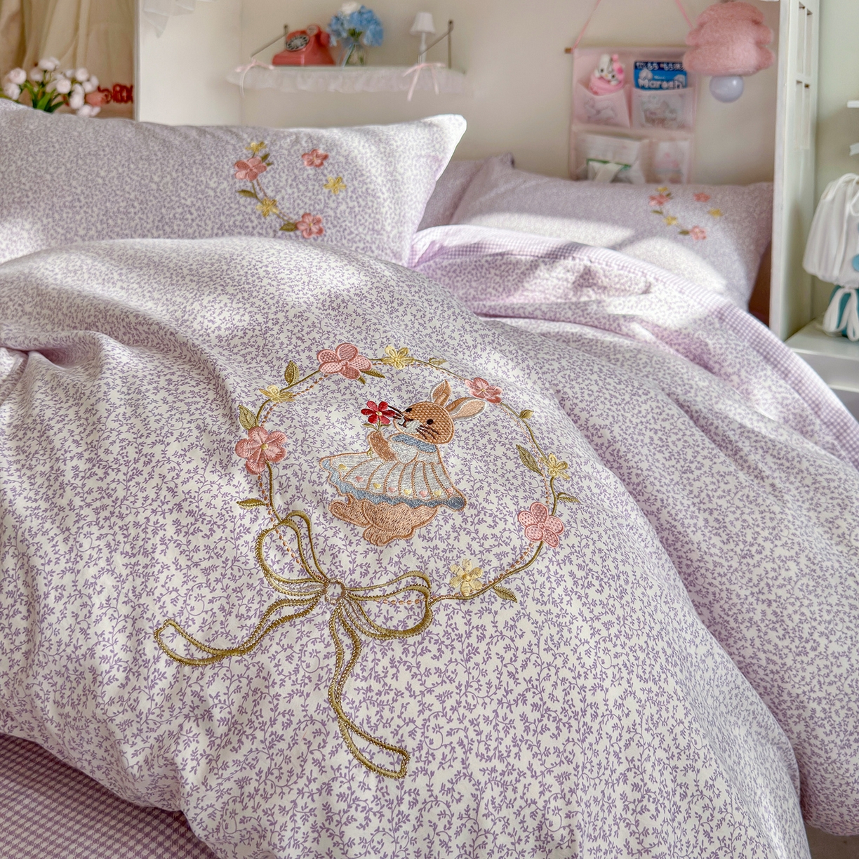 91家纺网 家纺一手货源 找家纺 金梦拉家纺 2026春夏新款刺绣碎花仿棉水洗棉小清新系列四件套 花园兔-紫