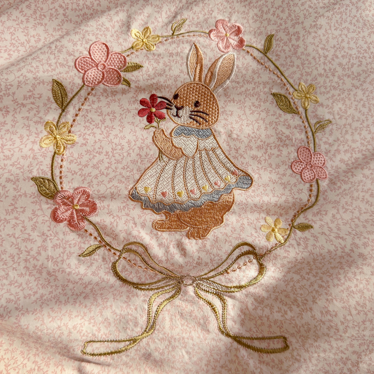 91家纺网 家纺一手货源 找家纺 金梦拉家纺 2026春夏新款刺绣碎花仿棉水洗棉小清新系列四件套 花园兔-粉