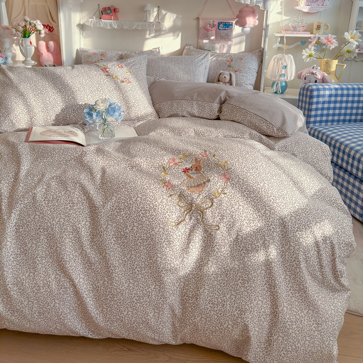 91家纺网 家纺一手货源 找家纺 金梦拉家纺 2026春夏新款刺绣碎花仿棉水洗棉小清新系列四件套 花园兔-粽