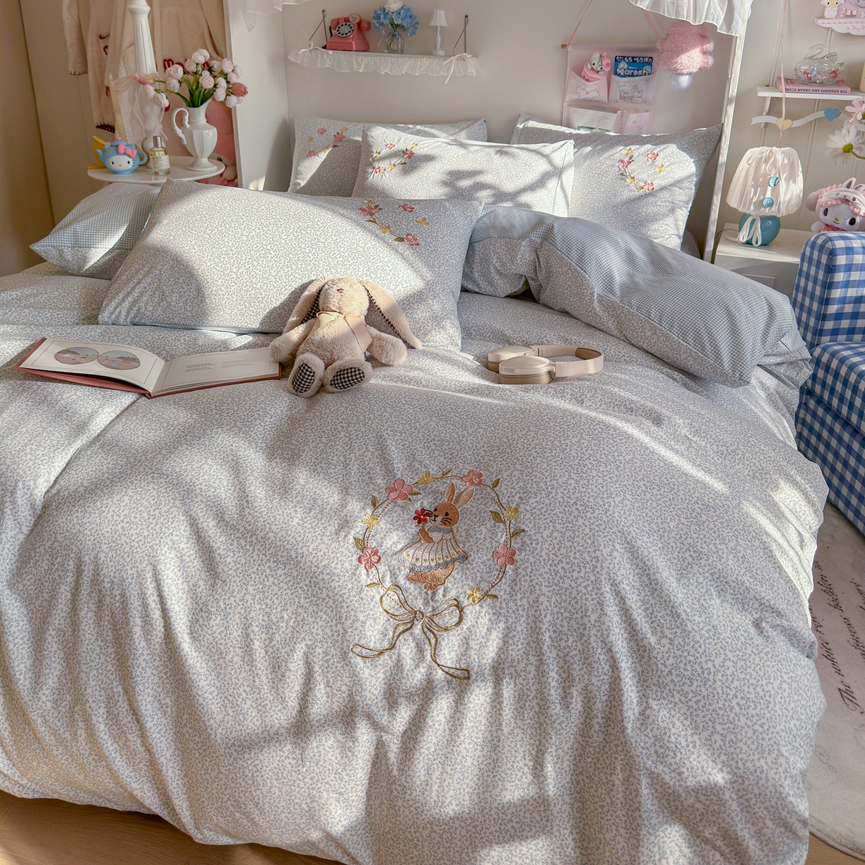 91家纺网 家纺一手货源 找家纺 金梦拉家纺 2026春夏新款刺绣碎花仿棉水洗棉小清新系列四件套 花园兔-蓝