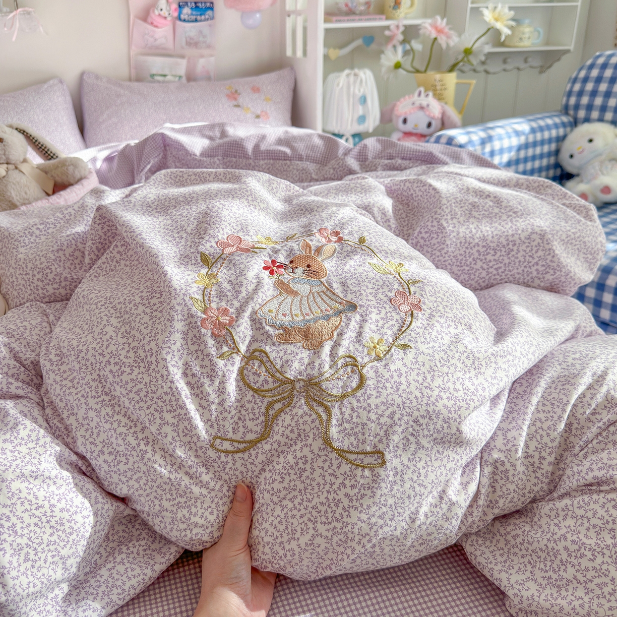 91家纺网 家纺一手货源 找家纺 金梦拉家纺 2026春夏新款刺绣碎花仿棉水洗棉小清新系列四件套 花园兔-紫