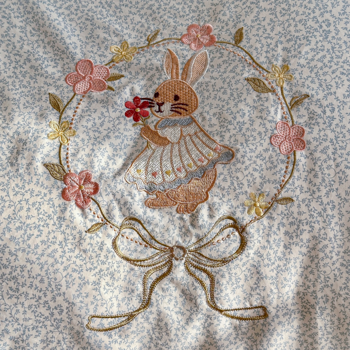 91家纺网 家纺一手货源 找家纺 金梦拉家纺 2026春夏新款刺绣碎花仿棉水洗棉小清新系列四件套 花园兔-蓝