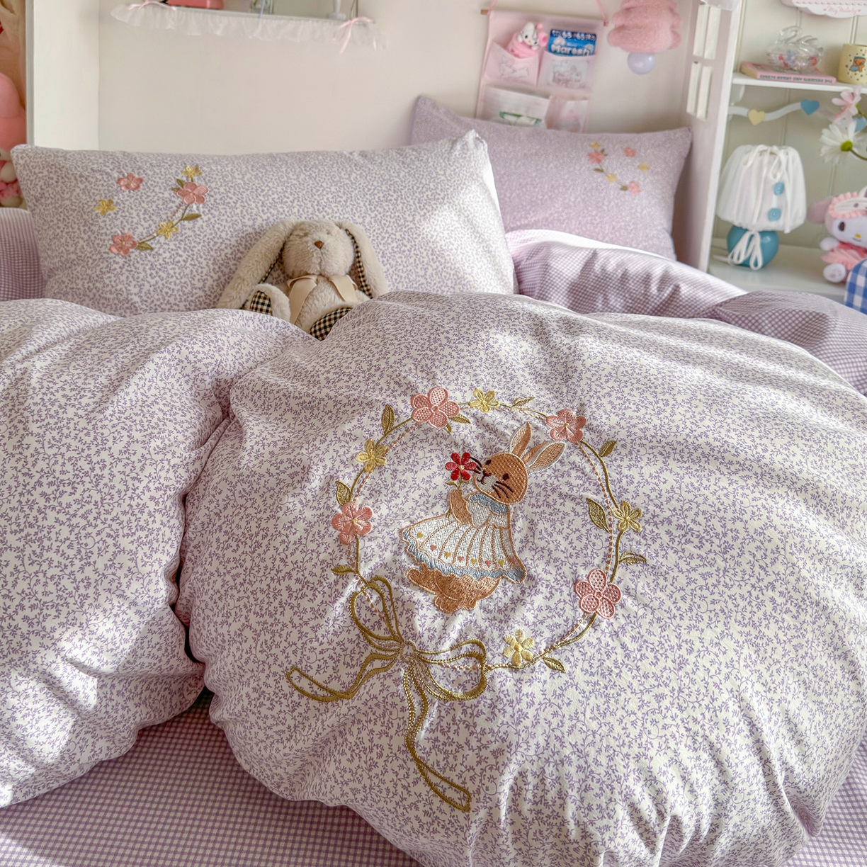 91家纺网 家纺一手货源 找家纺 金梦拉家纺 2026春夏新款刺绣碎花仿棉水洗棉小清新系列四件套 花园兔-紫