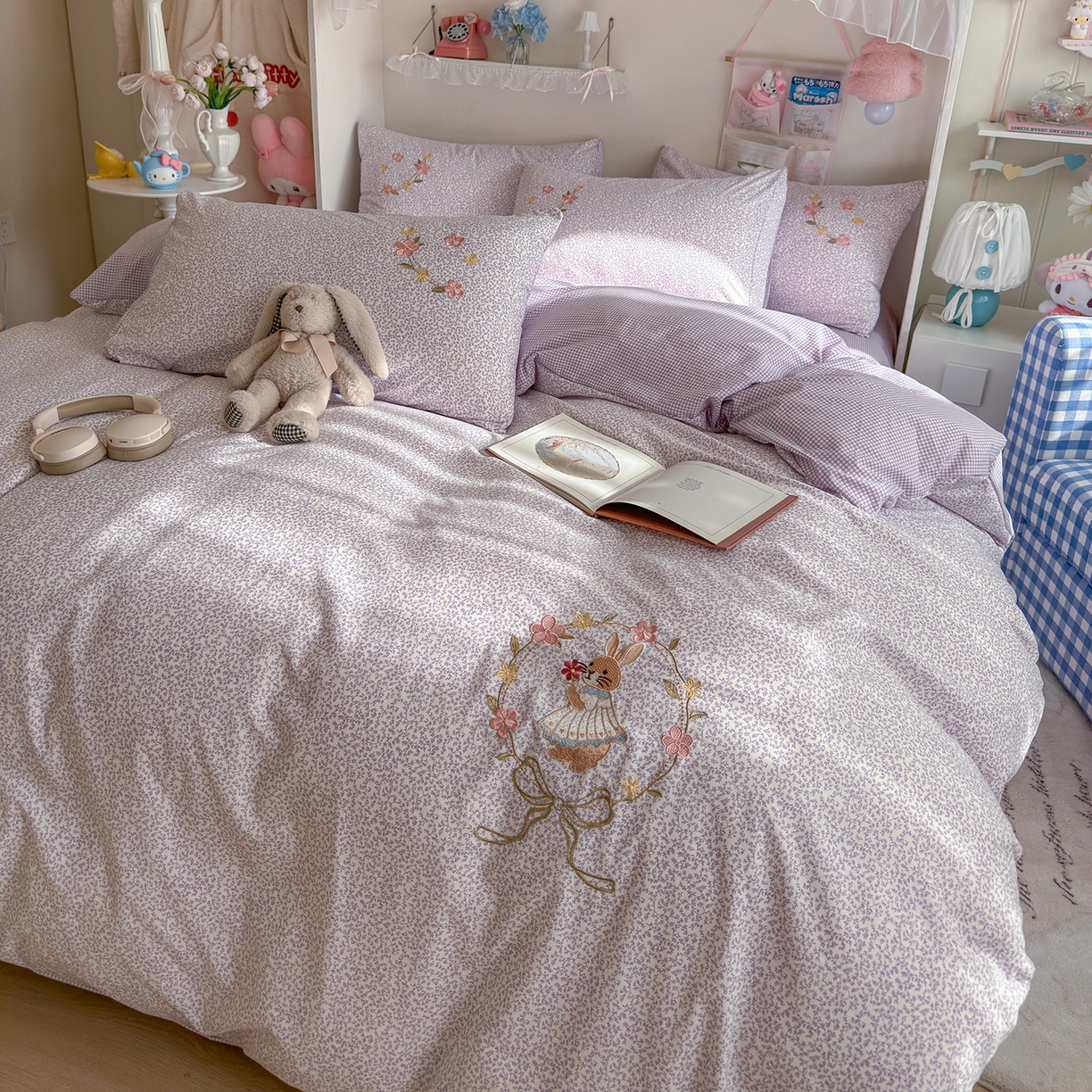 91家纺网 家纺一手货源 找家纺 金梦拉家纺 2026春夏新款刺绣碎花仿棉水洗棉小清新系列四件套 花园兔-紫