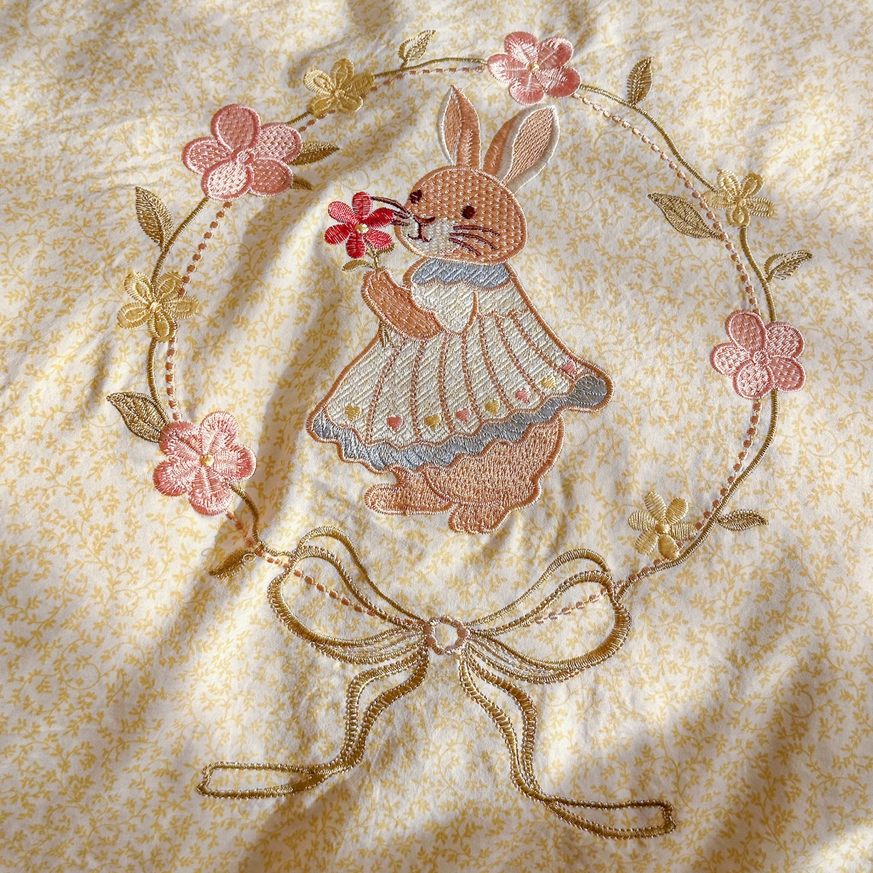 91家纺网 家纺一手货源 找家纺 金梦拉家纺 2026春夏新款刺绣碎花仿棉水洗棉小清新系列四件套 花园兔-黄