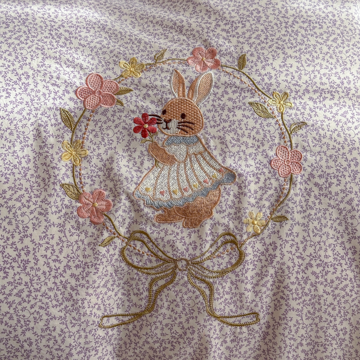 91家纺网 家纺一手货源 找家纺 金梦拉家纺 2026春夏新款刺绣碎花仿棉水洗棉小清新系列四件套 花园兔-紫