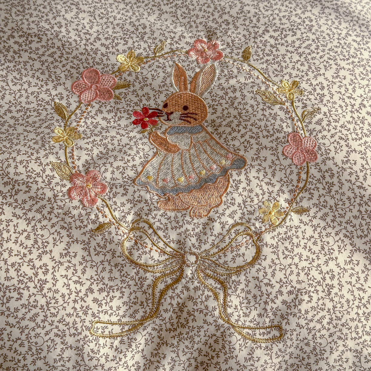 91家纺网 家纺一手货源 找家纺 金梦拉家纺 2026春夏新款刺绣碎花仿棉水洗棉小清新系列四件套 花园兔-粽