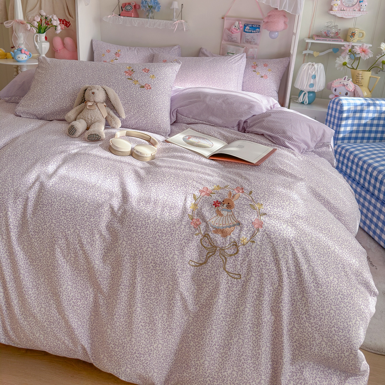 91家纺网 家纺一手货源 找家纺 金梦拉家纺 2026春夏新款刺绣碎花仿棉水洗棉小清新系列四件套 花园兔-紫
