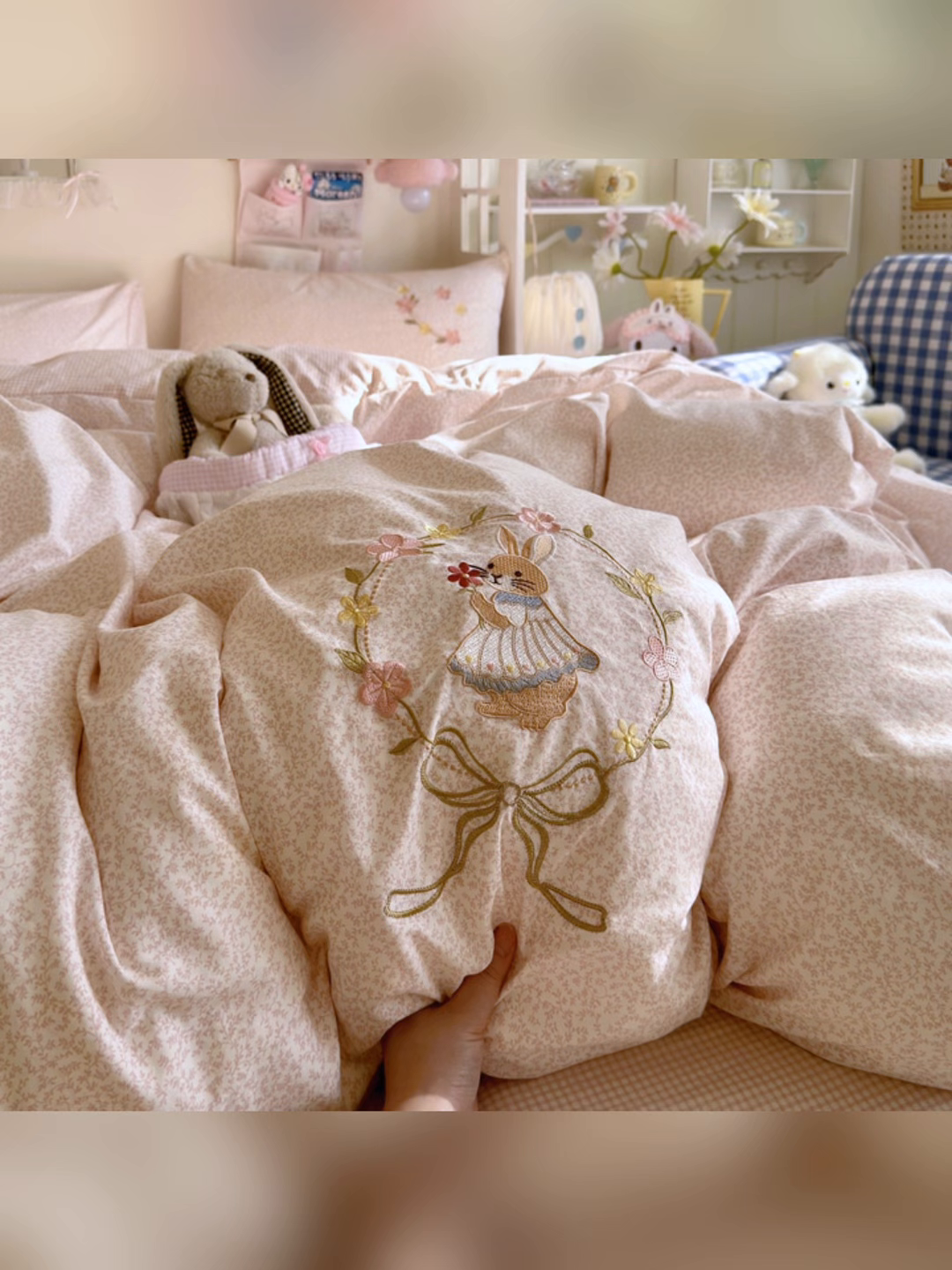 91家纺网 家纺一手货源 找家纺 金梦拉家纺 2026春夏新款刺绣碎花仿棉水洗棉小清新系列四件套 花园兔-粉