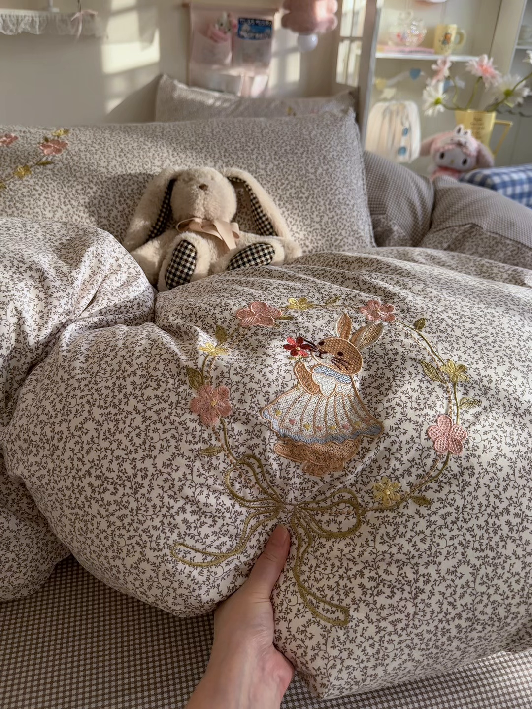 91家纺网 家纺一手货源 找家纺 金梦拉家纺 2026春夏新款刺绣碎花仿棉水洗棉小清新系列四件套 花园兔-粽