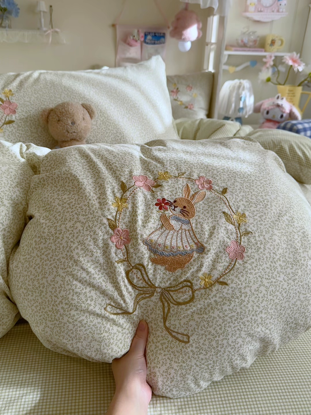 91家纺网 家纺一手货源 找家纺 金梦拉家纺 2026春夏新款刺绣碎花仿棉水洗棉小清新系列四件套 花园兔-绿