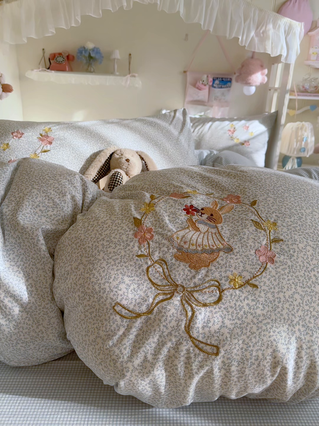 91家纺网 家纺一手货源 找家纺 金梦拉家纺 2026春夏新款刺绣碎花仿棉水洗棉小清新系列四件套 花园兔-蓝