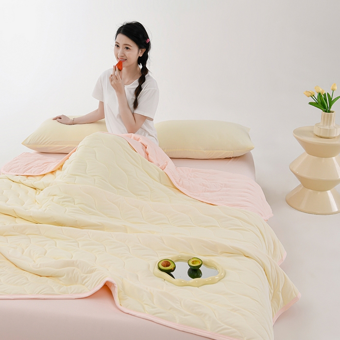 91家纺网 家纺一手货源 找家纺 珍贝家纺 2026新款A类凉感丝透气夏凉被被子夏被 奶黄-淡粉