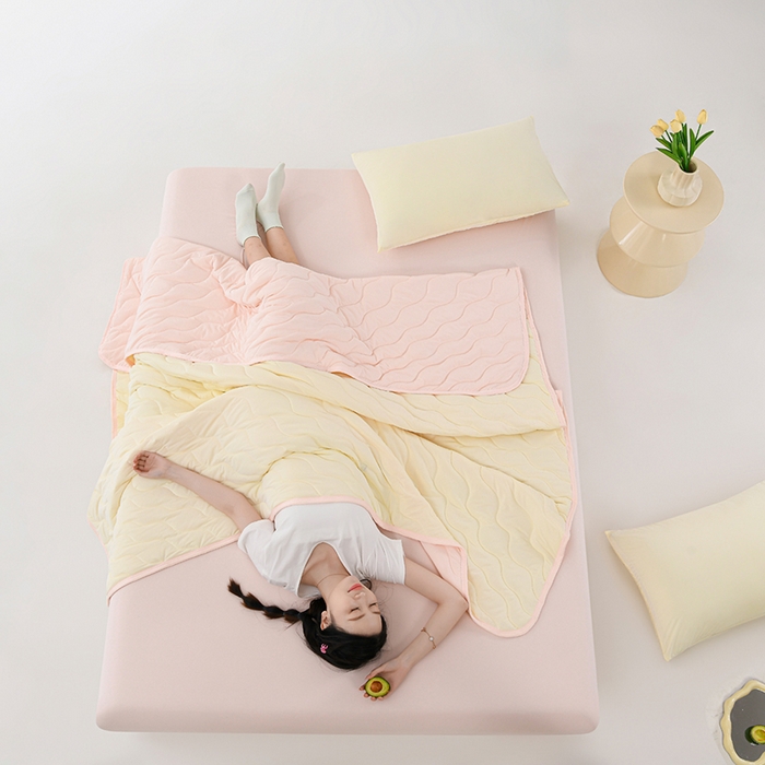 91家纺网 家纺一手货源 找家纺 珍贝家纺 2026新款A类凉感丝透气夏凉被被子夏被 奶黄-淡粉