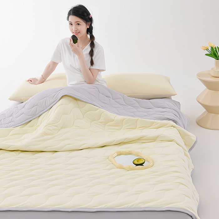 91家纺网 家纺一手货源 找家纺 珍贝家纺 2026新款A类凉感丝透气夏凉被被子夏被 奶黄-浅灰