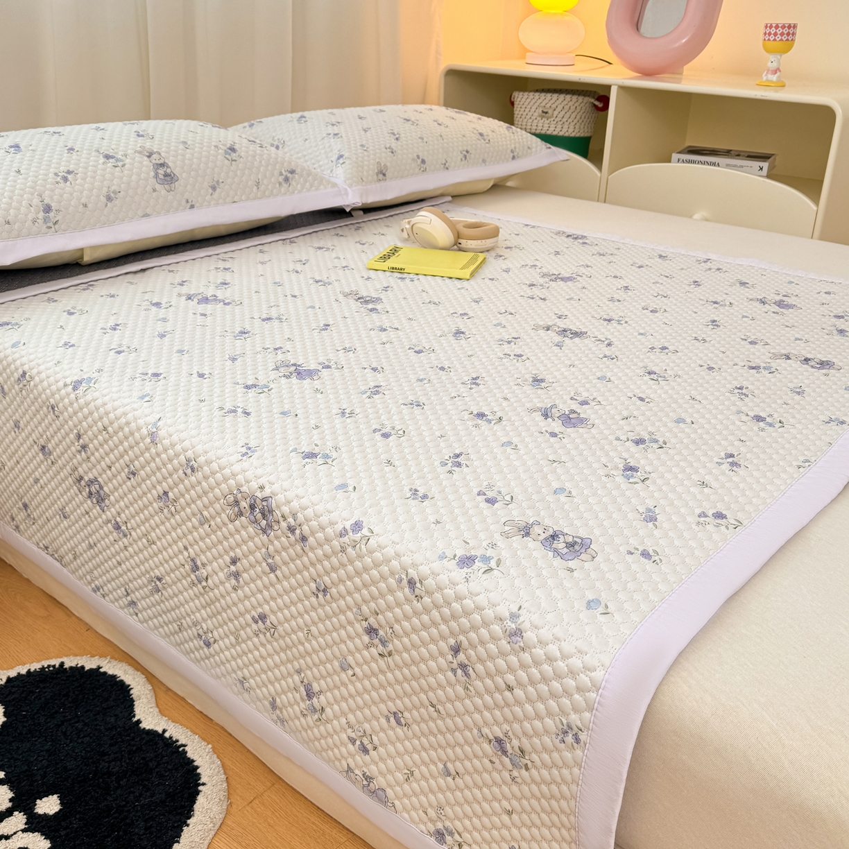 91家纺网 家纺一手货源 找家纺 大元 2026新款冰豆豆数码印花席三明治底凉席席子 花田兔影