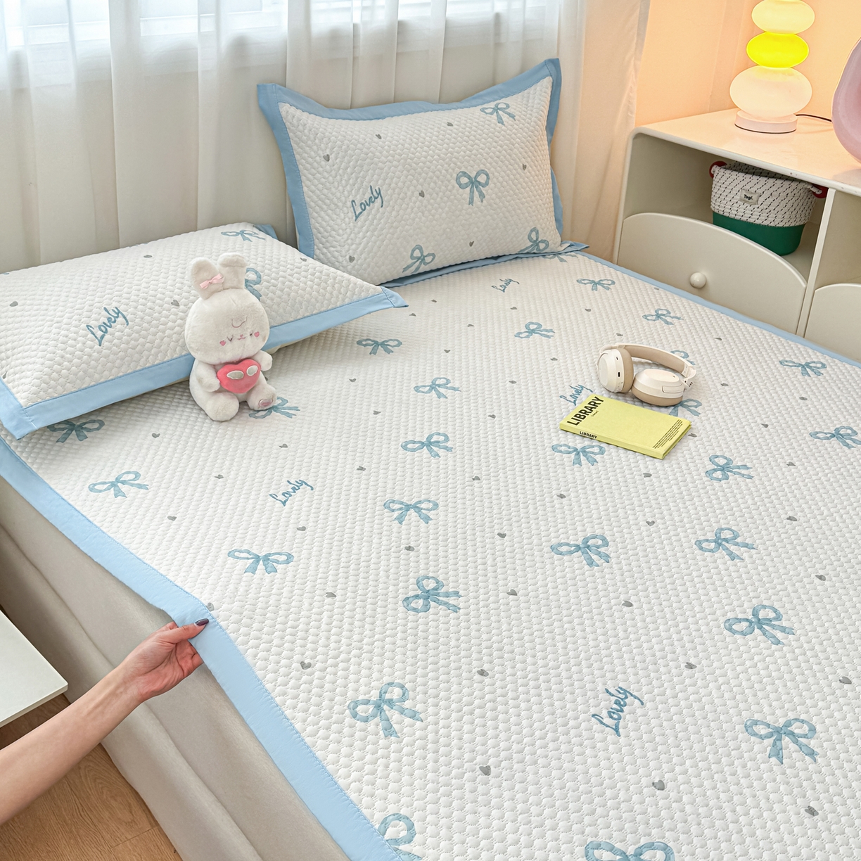 91家纺网 家纺一手货源 找家纺 大元 2026新款冰豆豆数码印花席三明治底凉席席子 蓝色蝴蝶结