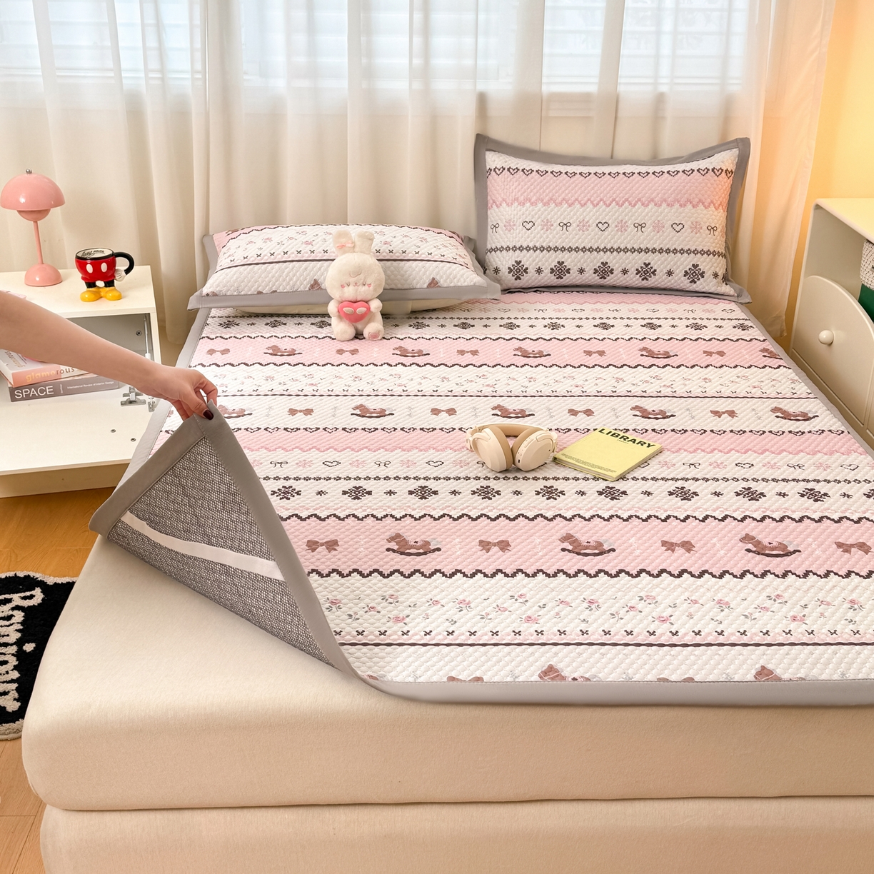 91家纺网 家纺一手货源 找家纺 大元 2026新款冰豆豆数码印花席三明治底凉席席子 摇摇马