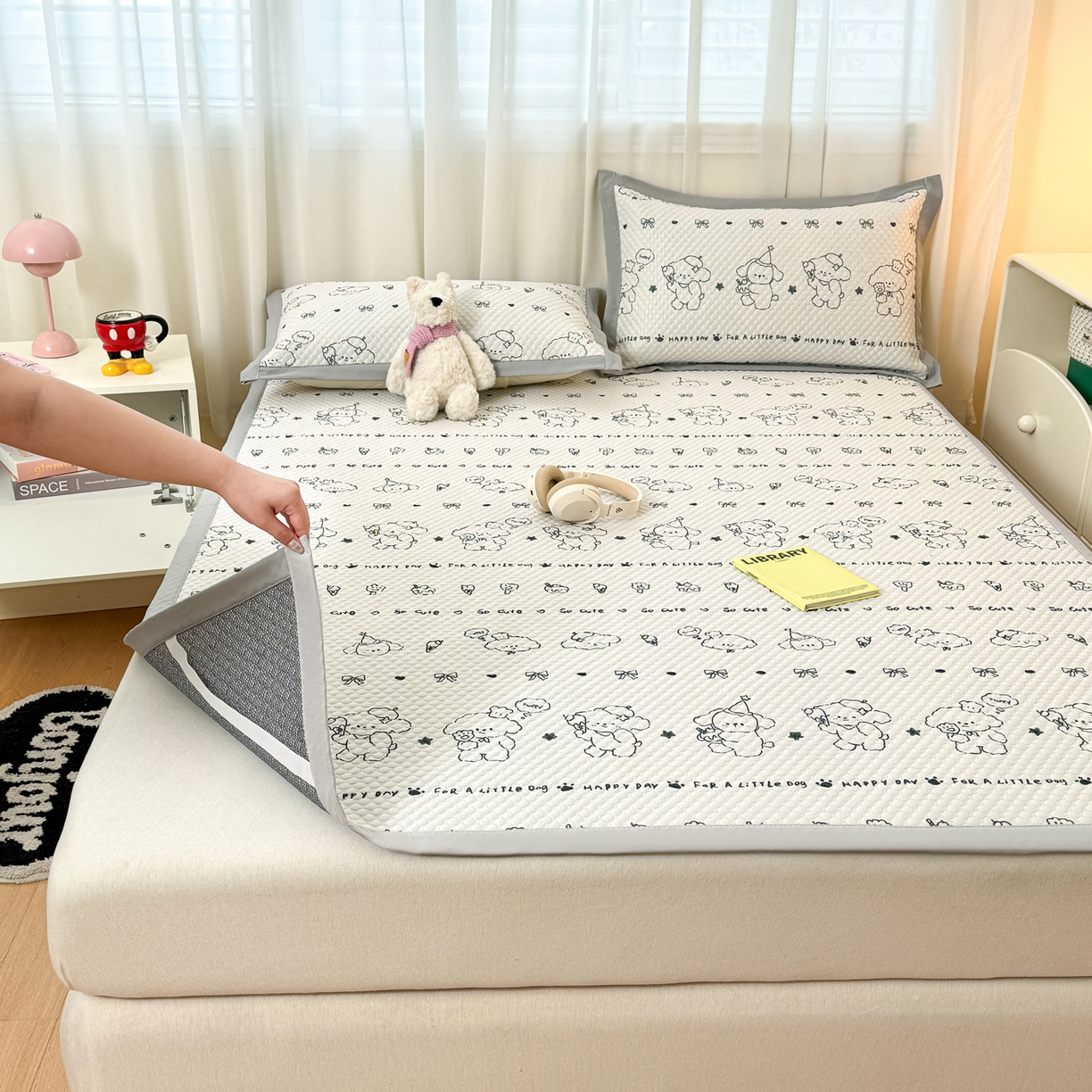 91家纺网 家纺一手货源 找家纺 大元 2026新款冰豆豆数码印花席三明治底凉席席子 线条小狗