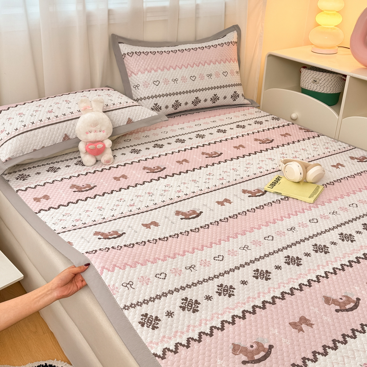 91家纺网 家纺一手货源 找家纺 大元 2026新款冰豆豆数码印花席三明治底凉席席子 摇摇马