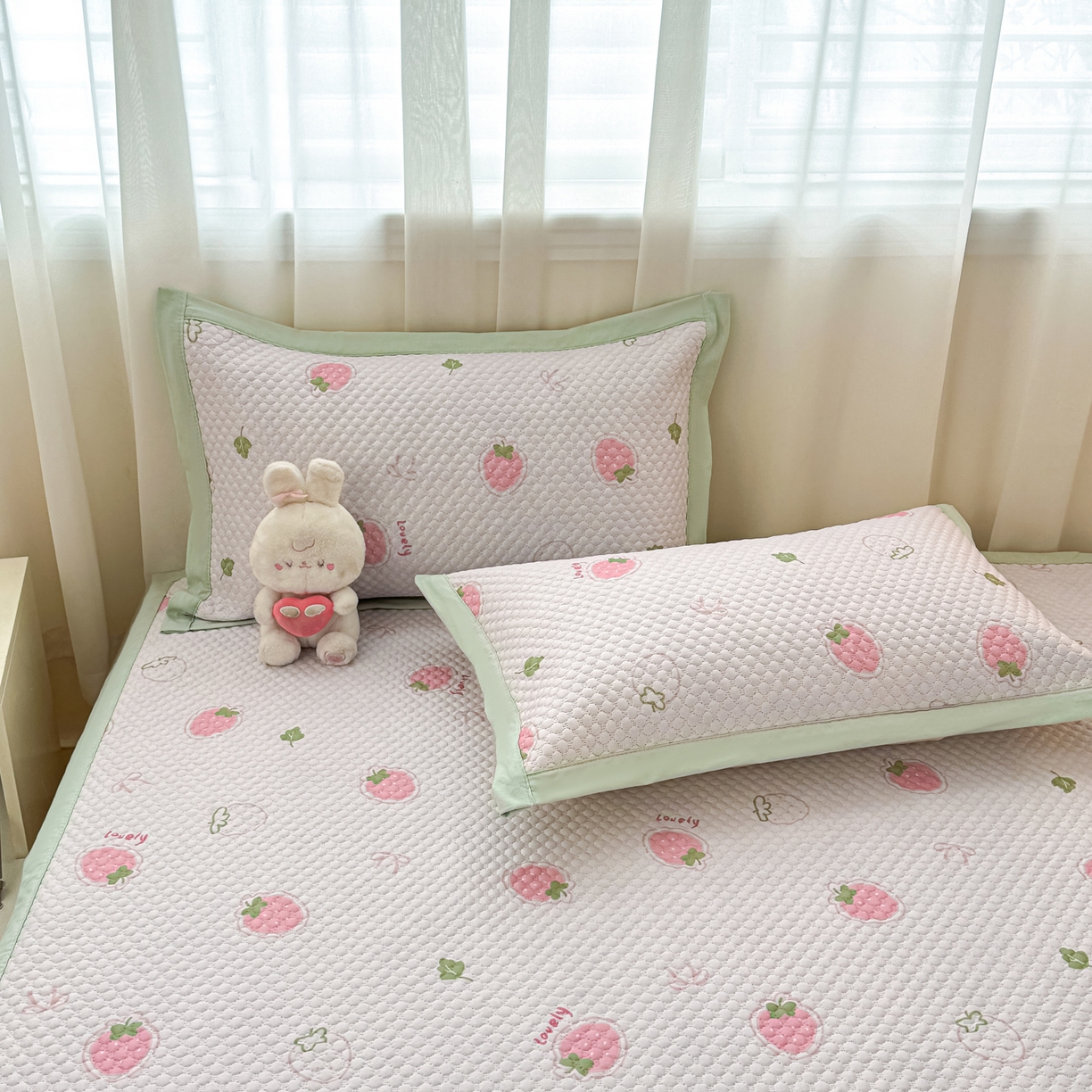 91家纺网 家纺一手货源 找家纺 大元 2026新款冰豆豆数码印花席三明治底凉席席子 奶霜草莓