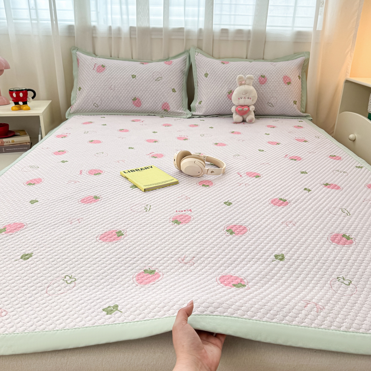 91家纺网 家纺一手货源 找家纺 大元 2026新款冰豆豆数码印花席三明治底凉席席子 奶霜草莓