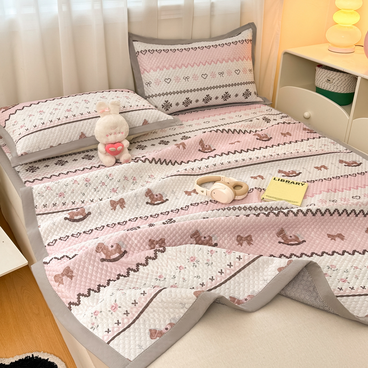 91家纺网 家纺一手货源 找家纺 大元 2026新款冰豆豆数码印花席三明治底凉席席子 摇摇马