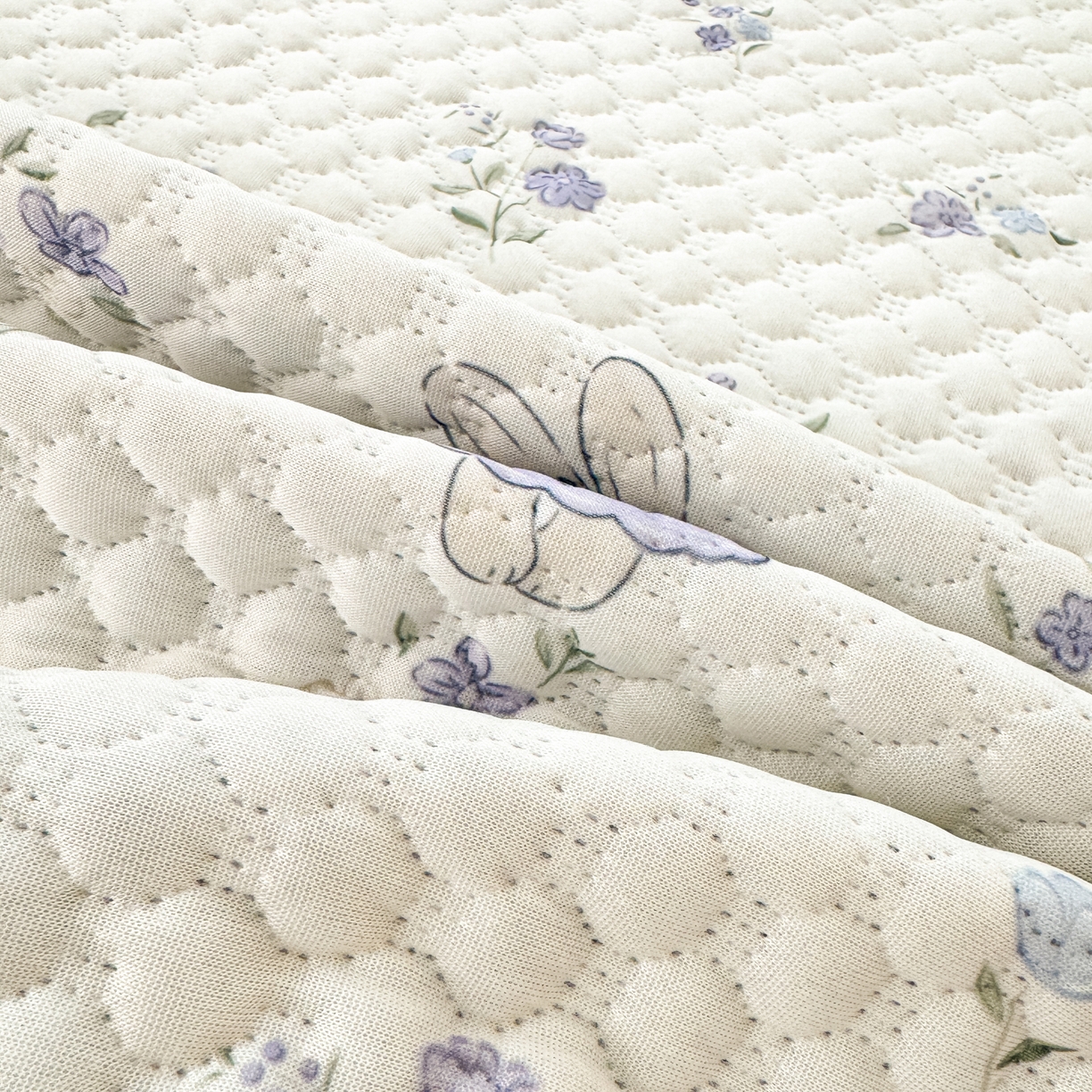 91家纺网 家纺一手货源 找家纺 大元 2026新款冰豆豆数码印花席三明治底凉席席子 花田兔影