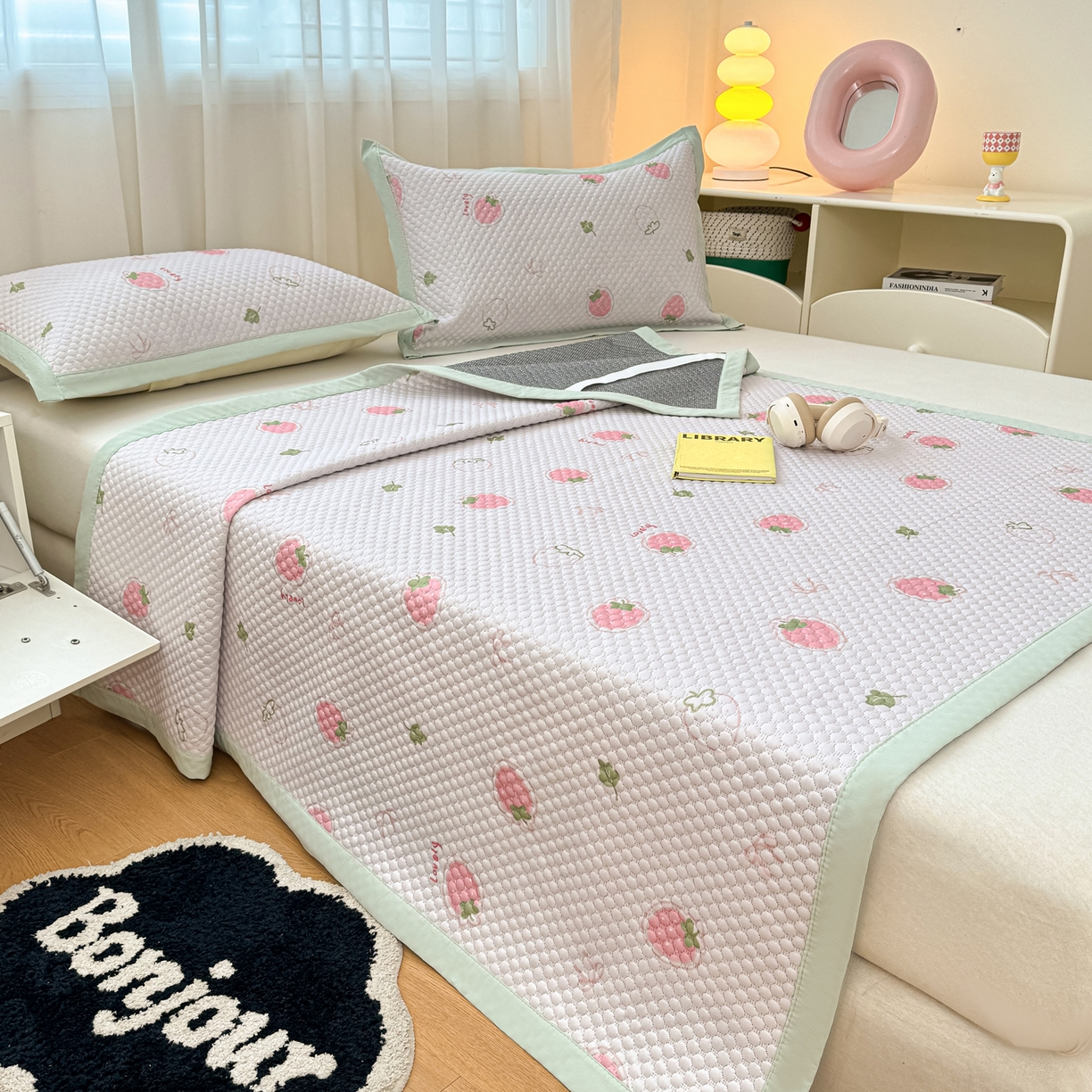 91家纺网 家纺一手货源 找家纺 大元 2026新款冰豆豆数码印花席三明治底凉席席子 奶霜草莓