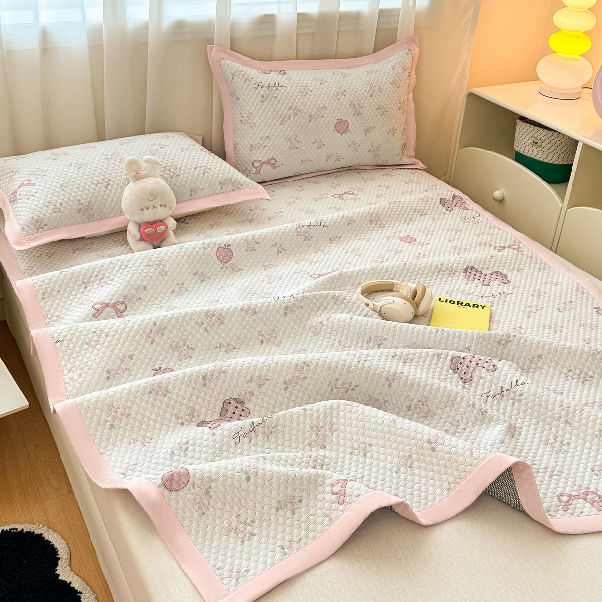 91家纺网 家纺一手货源 找家纺 大元 2026新款冰豆豆数码印花席三明治底凉席席子 趣味小马