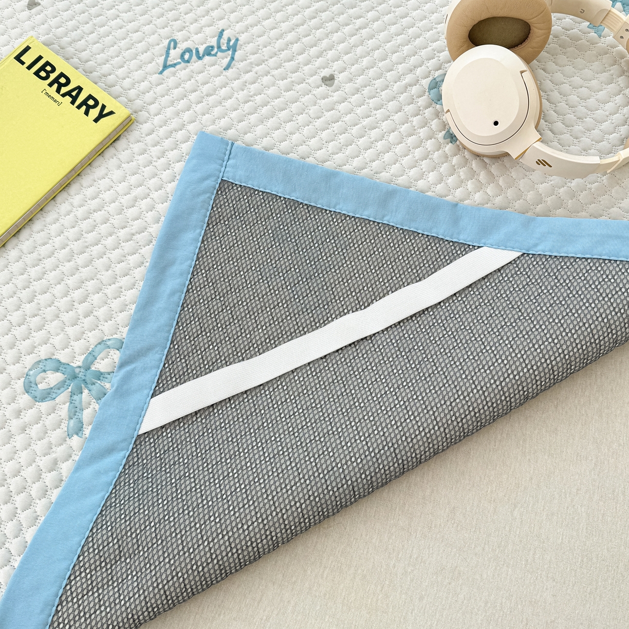 91家纺网 家纺一手货源 找家纺 大元 2026新款冰豆豆数码印花席三明治底凉席席子 蓝色蝴蝶结