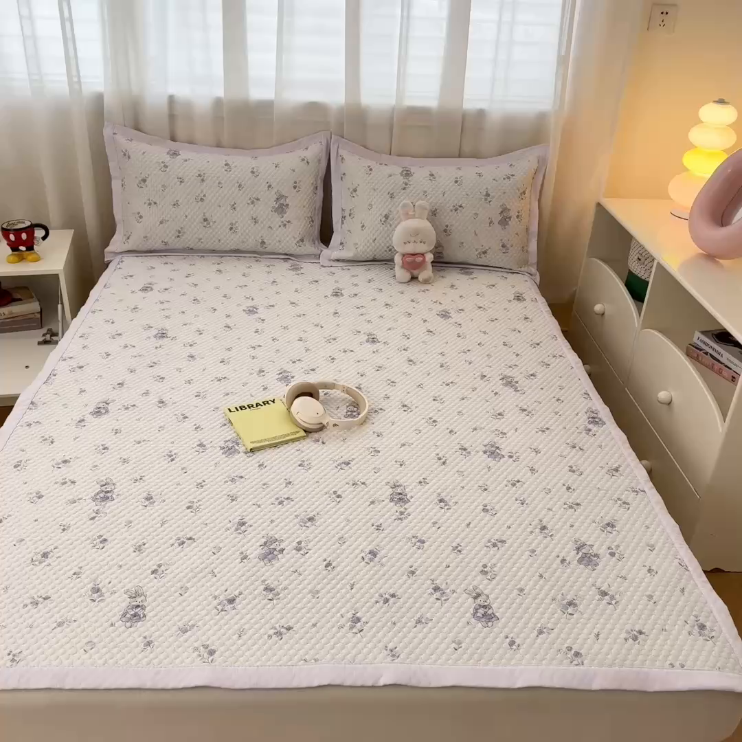 91家纺网 家纺一手货源 找家纺 大元 2026新款冰豆豆数码印花席三明治底凉席席子 花田兔影