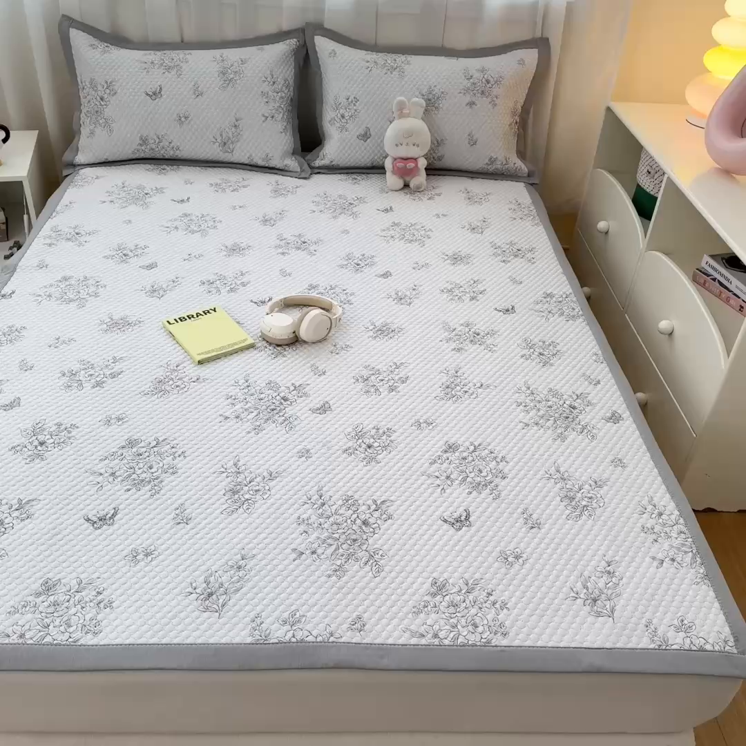 91家纺网 家纺一手货源 找家纺 大元 2026新款冰豆豆数码印花席三明治底凉席席子 花知意