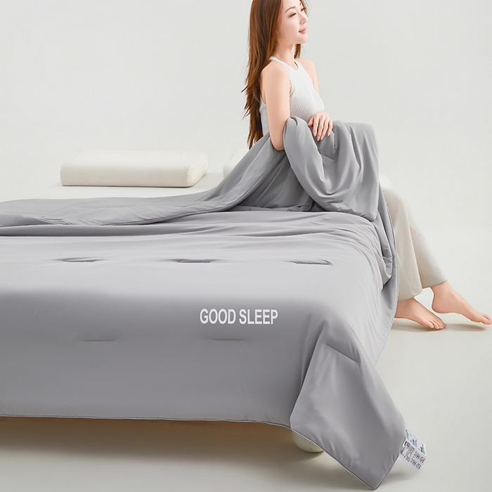 91家纺网 家纺一手货源 找家纺 晚舒庭家纺 2026新款凉感丝深睡眠夏被空调被夏凉被薄被子被芯某朵同款 灰色